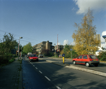 822321 Gezicht op de spoorwegovergang in de Oosterspoorweg aan de Koningsweg te Utrecht, uit het zuidoosten; op de ...